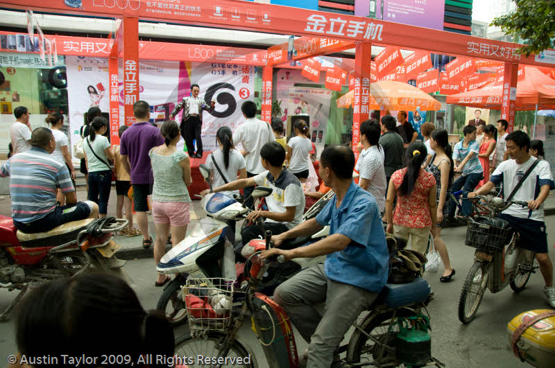 Selling mobile phones in Tidujie Street, Chengdu, Sichuan