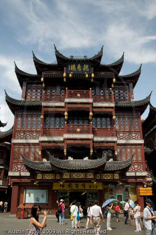 Fuyou Men shopping centre near Yu Yuan Gardens, Shanghai