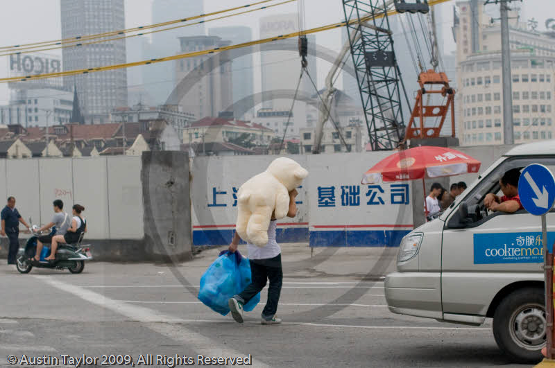 Buildings, people and activity along Henan Nan Lu, Shanghai